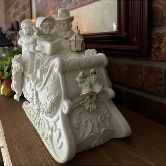 ❤️ Vintage 1980’s Large Christmas
Gold Trim Star Wreath Carolers Sleigh - Picture 6 of 15